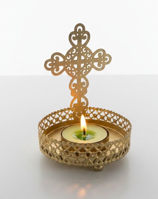 Weihrauch bei Kerzenhalter aus Metall mit christlichem Kreuz