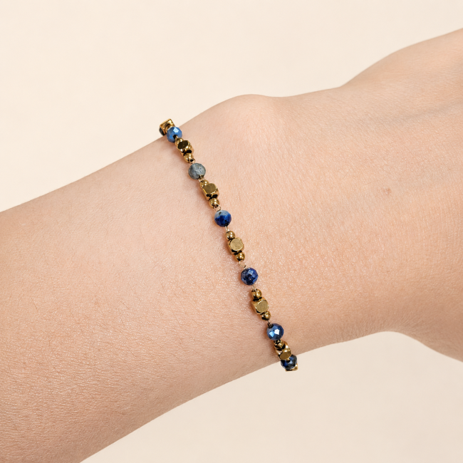 Energiearmband aus Lapislazuli A – Goldfarbene Perlen