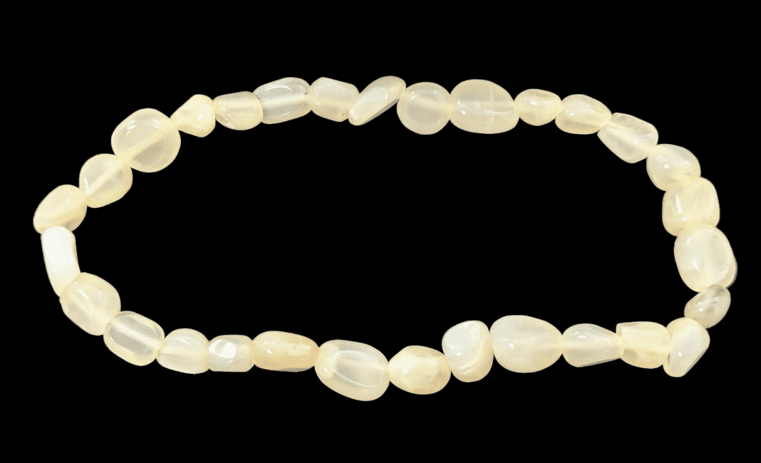 Weihrauch bei Beigefarbenes Mondstein A-Armband mit gerollten Steinen
