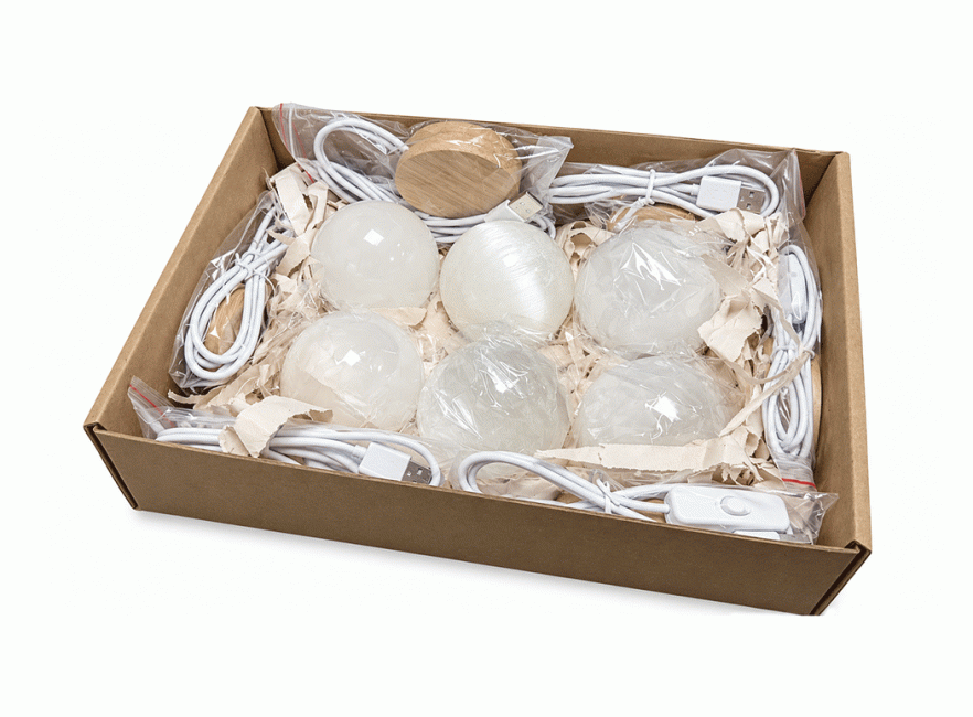 Weihrauch bei Set mit 6 Selenitkugeln 6 cm und Mehrfarbigen USB-LED-Sockeln