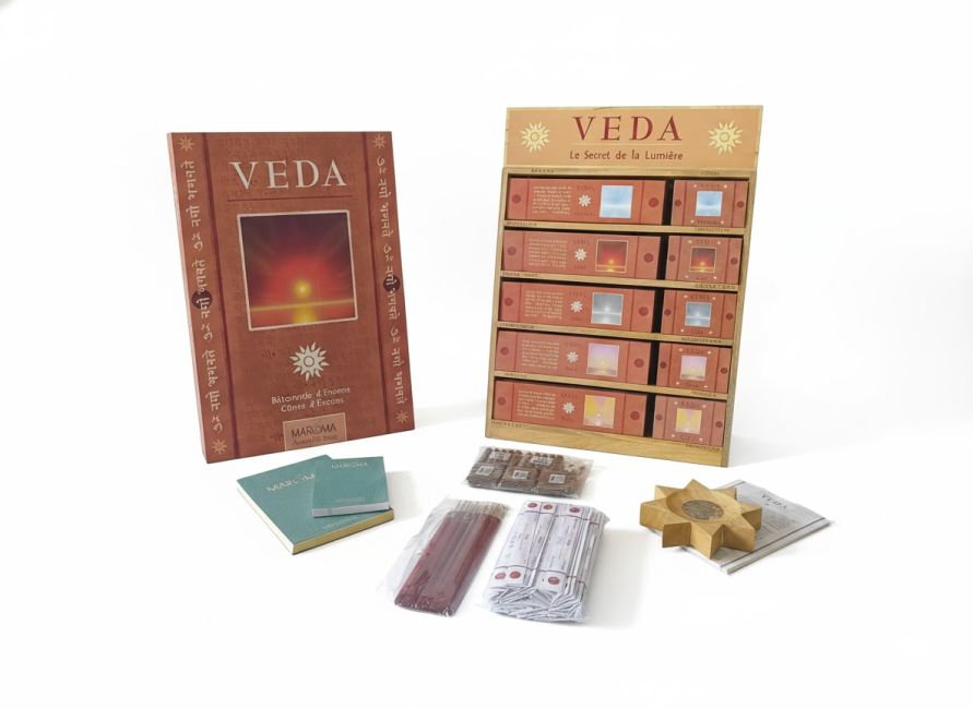 Weihrauch bei Holzdisplay Auroville Räucherwerk Maroma Veda Kegel und Stäbchen