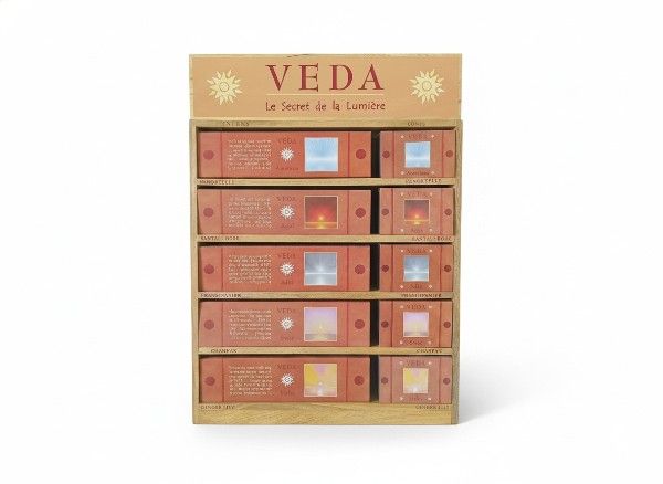 Weihrauch bei Holzdisplay Auroville Räucherwerk Maroma Veda Kegel und Stäbchen|de