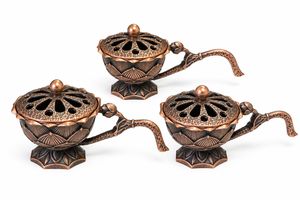 Weihrauch bei Kupferfarbener Räucherstäbchenhalter mit Lotus-Griff 4,7 cm – 3er-Set