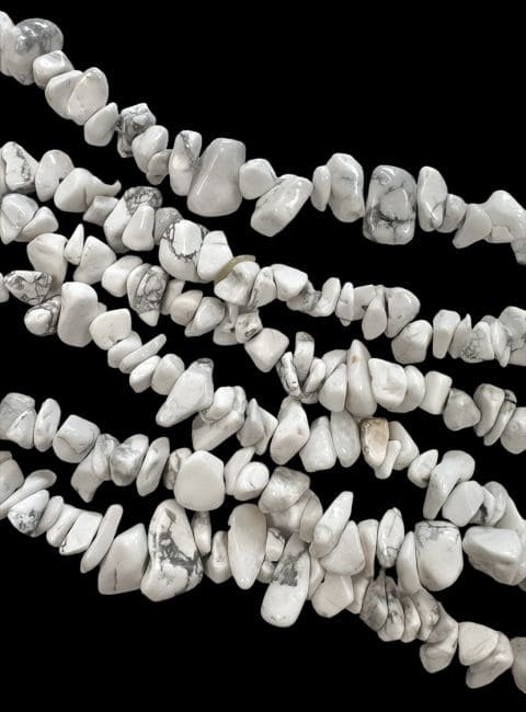 Weihrauch bei Howlith A Chips 3–8 mm auf 80 cm Faden|de