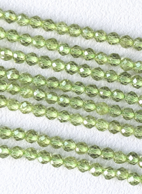 Facettierte Peridot AA-Perlen 3 mm auf 40 cm Draht