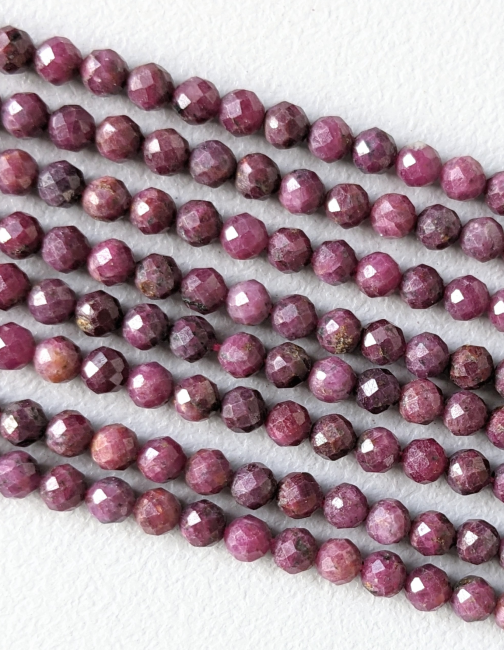Facettierte Rubin-AA-Perlen 3–4 mm auf 40 cm Draht