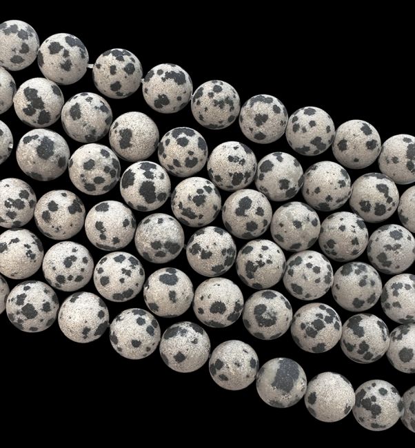 Dalmatiner-Jaspis. 6 mm große matte Perlen auf einem 40 cm langen Faden