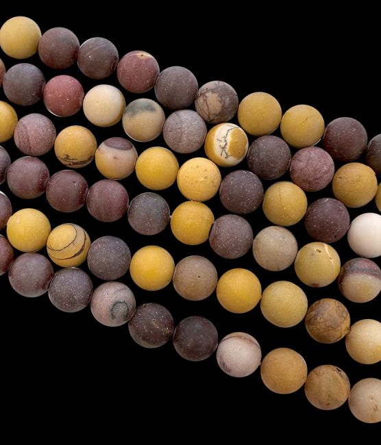 Jaspis-Mokait. 8 mm große, matte Perlen auf einem 40 cm langen Faden
