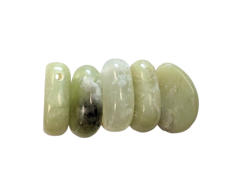 A-Anhänger aus chinesischer Jade, gebohrt, gerollt, 20–30 mm x 5