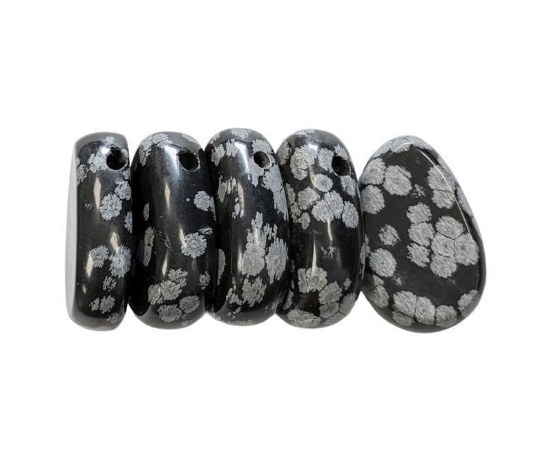 A Schneeflocken-Obsidian-Anhänger mit durchbohrtem gerolltem Stein, 20–30 mm x 5