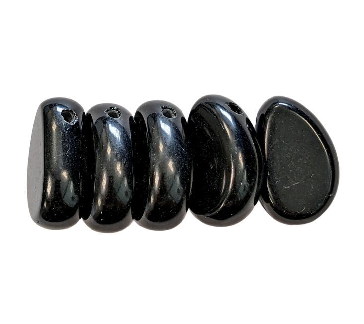 A-Anhänger mit durchbohrtem, gerolltem Stein aus schwarzem Obsidian, 20–30 mm x 5