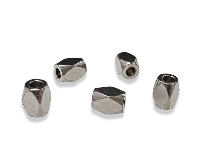 Spacer-Charm-Perlen mit Rautenmuster aus silbernem Edelstahl, 4 mm, 50 Stück