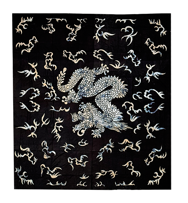 Weihrauch bei Wandbehang mit schwarzem Drachen