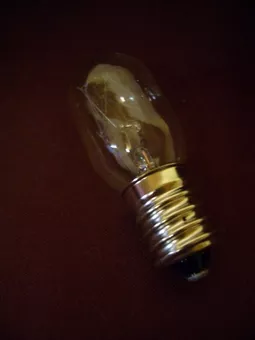 15-Watt-Glühbirne mit Standard-E14-Schraubsockel