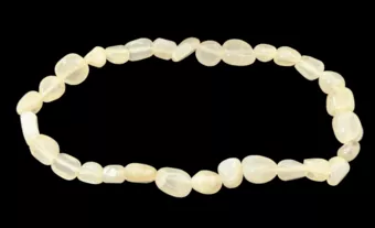 Beigefarbenes Mondstein A-Armband mit gerollten Steinen