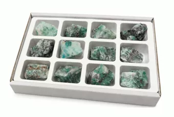 Display mit 12 rohen Dioptas-Stufen auf Quarz 3-4 cm