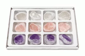 Display mit 12 Emma Eggs aus Rohquarz mit polierter Fläche 2-3 cm