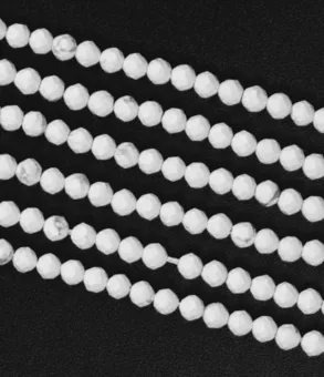 Fadenstrang mit facettierten runden Howlith-Perlen A 3 mm