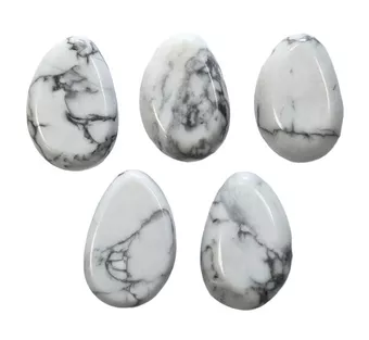 Howlith-Anhänger aus gebohrtem gerolltem Stein A 20–30 mm x 5