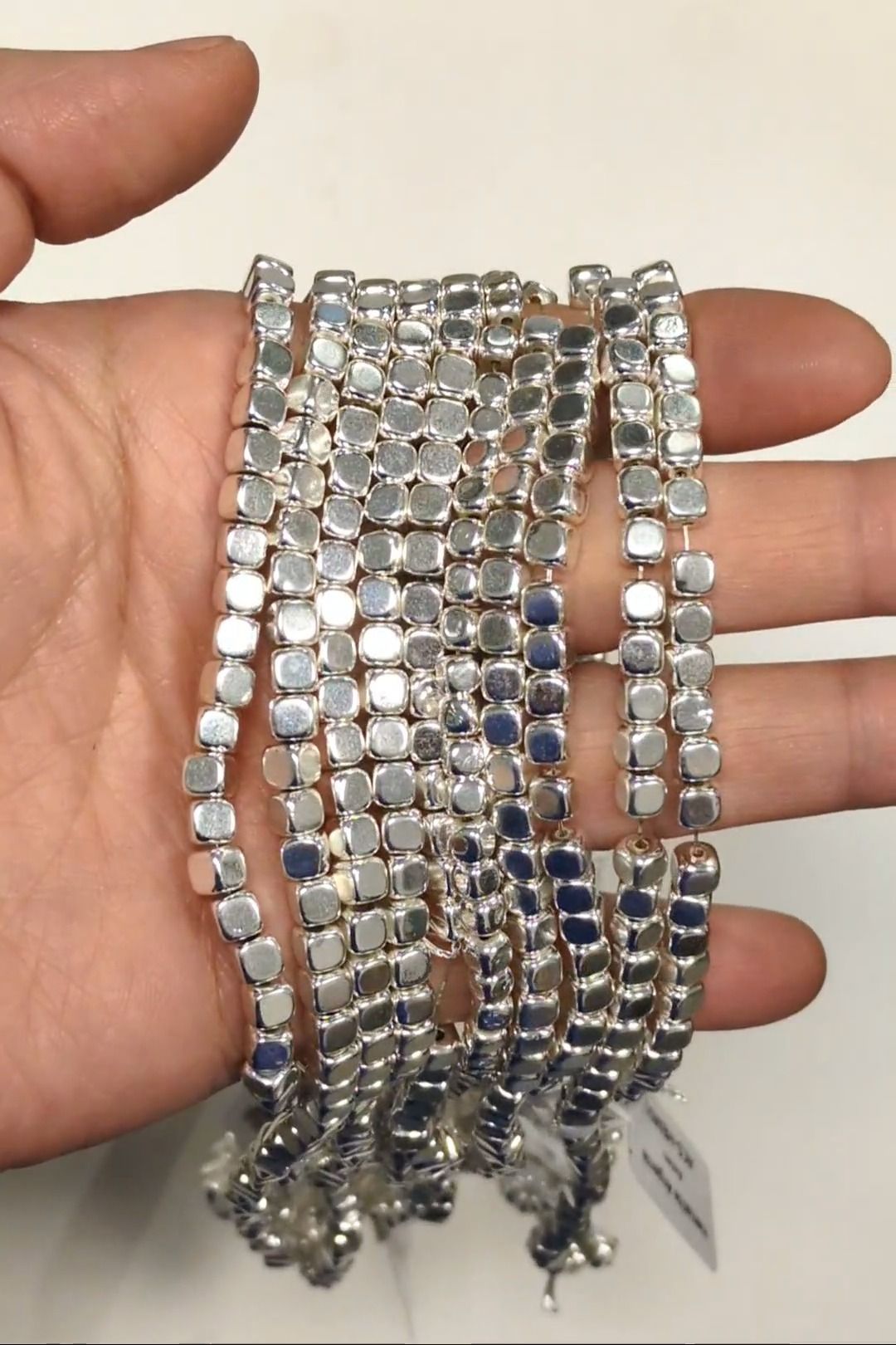 Quadratische, abgerundete Zwischenperlen aus silbernem Hämatit – 4 mm