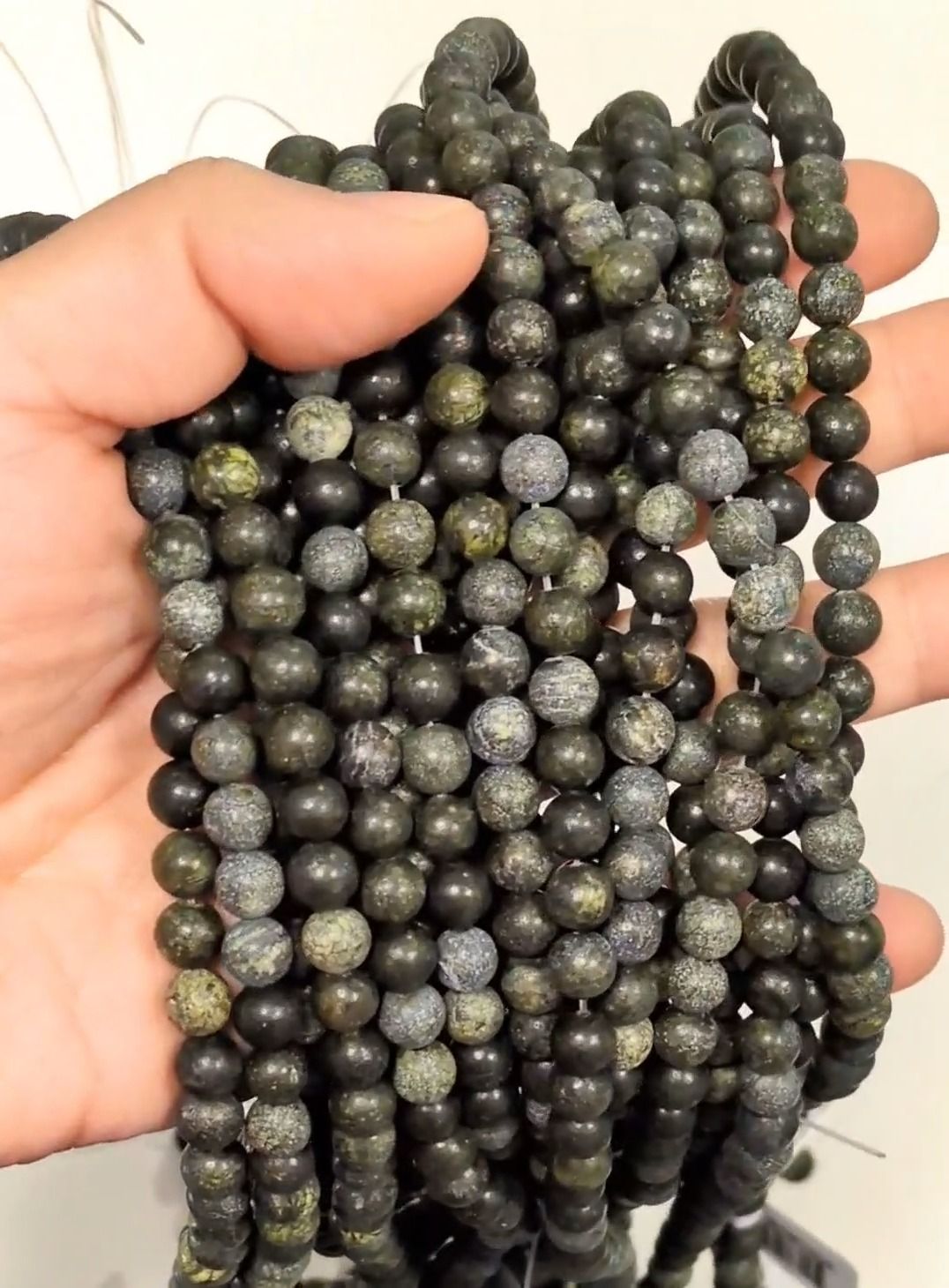 Serpentinenförmige peruanische Perlen, 6 mm, an einem 40 cm langen Faden