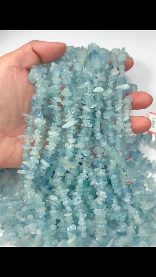 Aquamarine AA-Chips 5-8 mm auf einem 80-cm-Gewinde