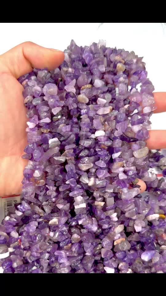 Amethyst-Chips A 5-8 mm auf einem 80-cm-Gewinde