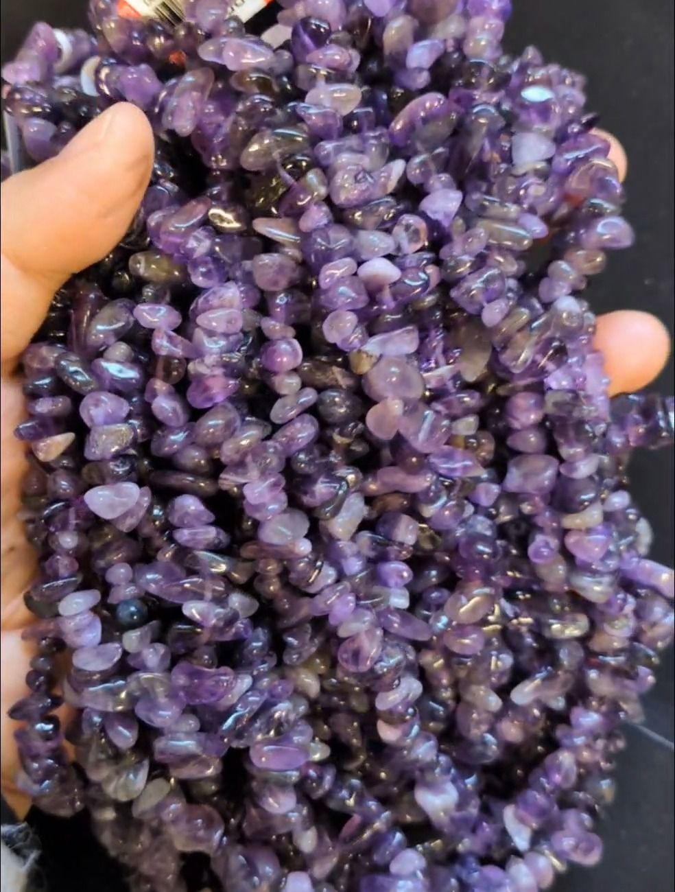 Amethyst-Chips A 5-8 mm auf einem 80-cm-Gewinde