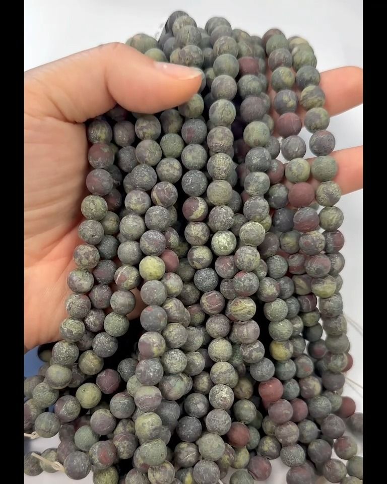 Drachenblut-Jaspis. Matte Perlen, 8 mm, auf einem 40 cm langen Faden