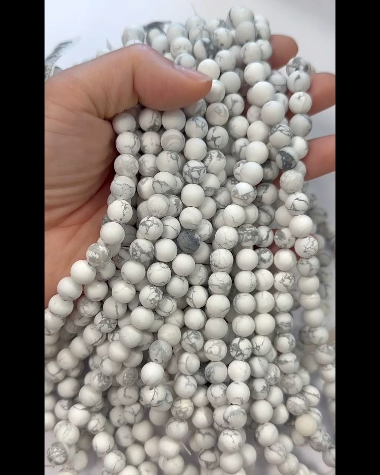 Howlite A matte Perlen 8 mm auf einem 40 cm langen Faden