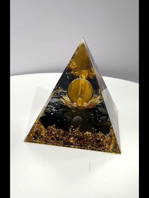 Orgonit-Pyramide, Tigerauge und schwarzer Obsidian-Lotus