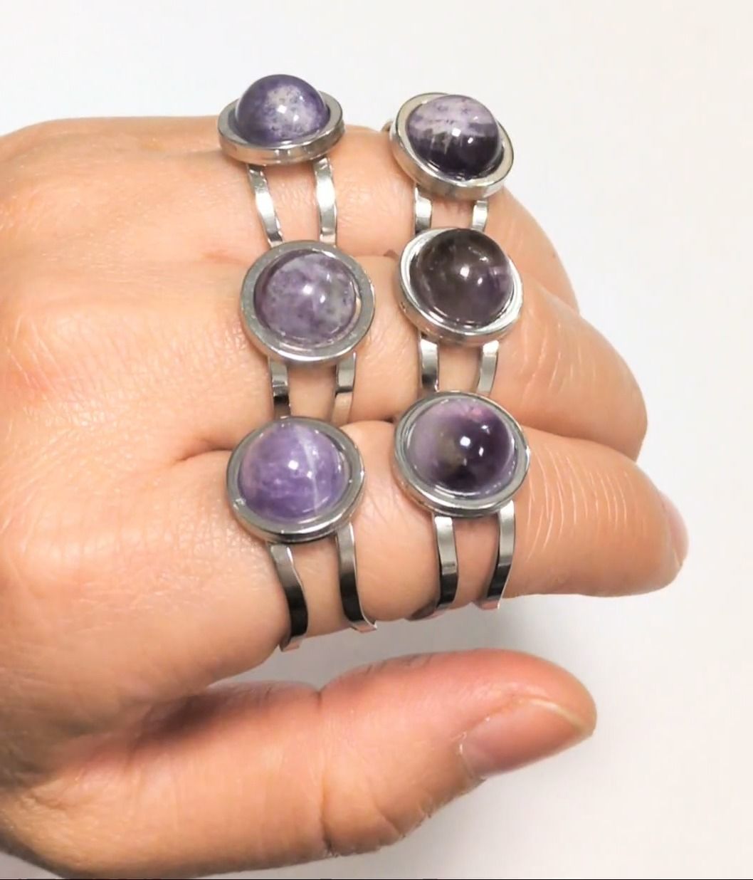 Runder Ring aus silberfarbenem Edelstahl mit Amethyst